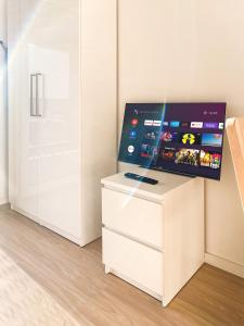 Μια τηλεόραση ή/και κέντρο ψυχαγωγίας στο Studio Le Hésingue- Near Airport, Swiss & German board