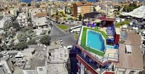 un edificio con una piscina encima en Ramos Hotel, en Kusadasi