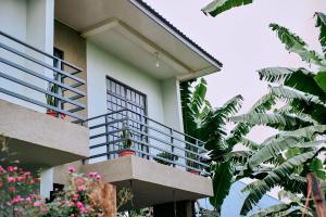 アルーシャにあるMama Ket Homes Arushaのピンクの花の建物のバルコニー