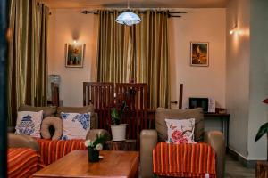 アルーシャにあるMama Ket Homes Arushaのソファ2つとテーブルのあるリビングルーム