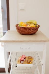 a basket of fruit sitting on top of a table at Elaída - Studio,Θέα θάλασσα & βουνό,Μάνη in Skoutarion