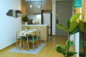 Η κουζίνα ή μικρή κουζίνα στο iWoodStay Mayabay Gamuda Cove Homestay