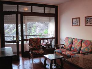A seating area at Apartamentos Viviendas Vacacionales Pozo de La Salud