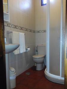 A bathroom at Apartamentos Viviendas Vacacionales Pozo de La Salud