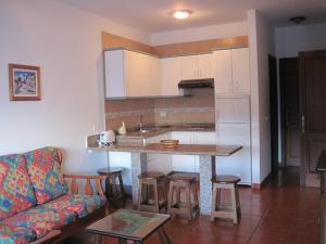 A kitchen or kitchenette at Apartamentos Viviendas Vacacionales Pozo de La Salud