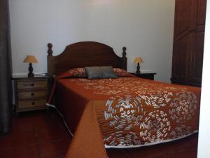 A bed or beds in a room at Apartamentos Viviendas Vacacionales Pozo de La Salud