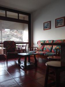 A seating area at Apartamentos Viviendas Vacacionales Pozo de La Salud