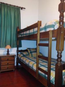Apartamentos Viviendas Vacacionales Pozo de La Salud في Sabinosa: غرفة نوم بسريرين بطابقين وموقف ليلي