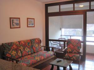 A seating area at Apartamentos Viviendas Vacacionales Pozo de La Salud