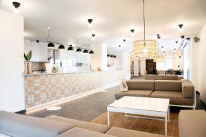 プラヤ・デ・ラス・アメリカスにあるCoral Compostela Beachのリビングルーム(ソファ2台付)、キッチンが備わります。