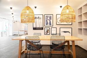 プラヤ・デ・ラス・アメリカスにあるCoral Compostela Beachの木製のテーブルと椅子のあるダイニングルーム