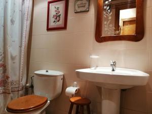 a bathroom with a sink and a toilet and a mirror at Apartamento acogedor Falcó 2 in Pla de l'Ermita