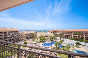 プラヤ・デ・ラス・アメリカスにあるCoral Compostela Beachのスイミングプール付きのリゾートのバルコニーから景色を望めます。