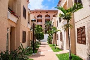 プラヤ・デ・ラス・アメリカスにあるCoral Compostela Beachのヤシの木の並ぶ二棟の間 +290枚の写真