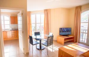 Telewizja i/lub zestaw kina domowego w obiekcie Coral Los Silos - Your Natural Accommodation Choice