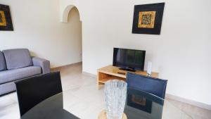 Telewizja i/lub zestaw kina domowego w obiekcie Coral Los Silos - Your Natural Accommodation Choice