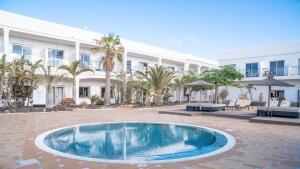 a pool in the courtyard of a building at Coral Cotillo Beach in El Cotillo