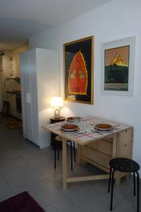 una mesa con platos en una habitación en Studio Collinetta, en Zermatt