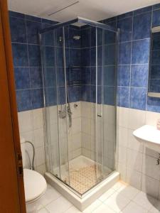 łazienka z prysznicem i toaletą w obiekcie Cosy little studio for family vacations ! w mieście Rodos