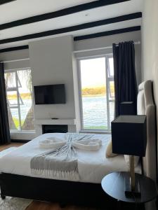 Fotografie z fotogalerie ubytování Serene Suite On The Dam v destinaci Hartbeespoort