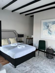 Fotografie z fotogalerie ubytování Serene Suite On The Dam v destinaci Hartbeespoort