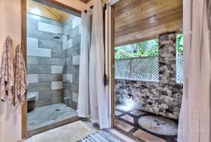 Koupelna v ubytování Our Beachfront Bungalow + 18 fotografií