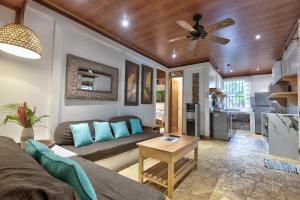 Kuchyň nebo kuchyňský kout v ubytování Our Beachfront Bungalow