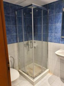 łazienka z kabiną prysznicową i toaletą w obiekcie Cosy little studio for family vacations ! w mieście Rodos +20 zdjęć