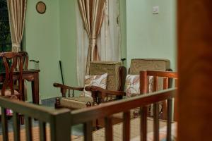 アルーシャにあるMama Ket Homes Arushaのリビングルーム(椅子、ソファ、テーブル付)