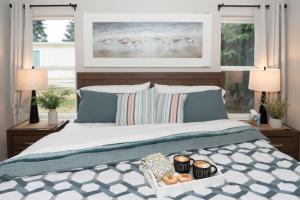 Ένα ή περισσότερα κρεβάτια σε δωμάτιο στο Funky and Fun Beach Getaway