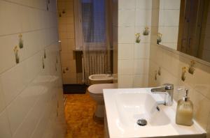 Koupelna v ubytování Appartamento Movie nel centro storico di Asti