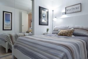 a bedroom with two beds and a mirror at Stylish and Spotless Beach Getaway in Grayland
