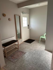 ein leeres Zimmer mit einer Tür und einem Spiegel in der Unterkunft Casa Rantala, cozy living with family and friends in Seinäjoki