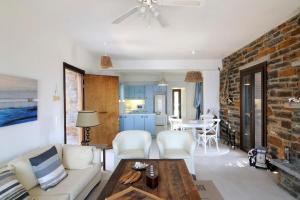 Posezení v ubytování Infinity Beach House - Kea Villa Rent - Luxury seaside private apt on request