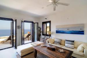 Posezení v ubytování Infinity Beach House - Kea Villa Rent - Luxury seaside private apt on request