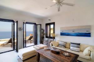 Posezení v ubytování Infinity Beach House - Kea Villa Rent - Luxury seaside private apt on request