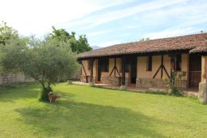 a dog standing in front of a house at La Muralla de Gredos Hotel Rural in Madrigal de la Vera