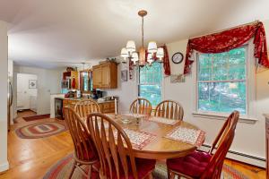eine Küche und ein Esszimmer mit Tisch und Stühlen in der Unterkunft Dog Cove Cottage in Center Harbor