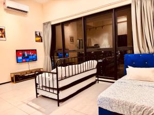 una camera da letto con un letto e una TV in una stanza di The Best Luxury suites Asia Spacious 3BR Sea View a Jelutong Altre 81 foto