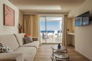 TV a/nebo společenská místnost v ubytování Alexandra Beach Resort & Spa