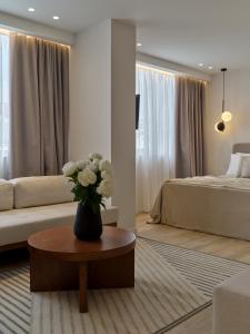 Postel nebo postele na pokoji v ubytování Haya Athens Loftie Suites