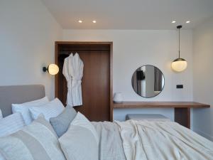 Postel nebo postele na pokoji v ubytování Haya Athens Loftie Suites