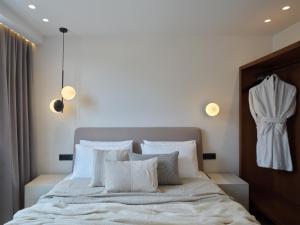 Postel nebo postele na pokoji v ubytování Haya Athens Loftie Suites