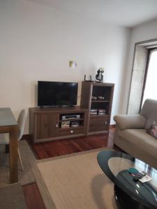 Telewizja i/lub zestaw kina domowego w obiekcie apartment garden