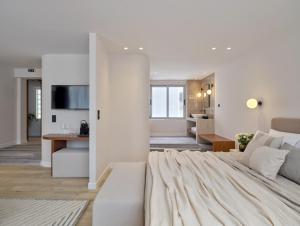Postel nebo postele na pokoji v ubytování Haya Athens Loftie Suites