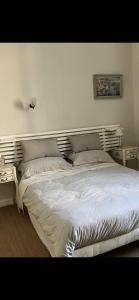 Ένα ή περισσότερα κρεβάτια σε δωμάτιο στο Near Bergerac Airport 16th Century Town House