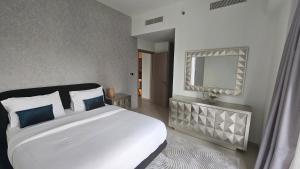 Postel nebo postele na pokoji v ubytování MH - ACT Tower - Downtown - 2BR- REF 403