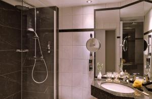 Un baño de Leonardo Royal Hotel Baden- Baden