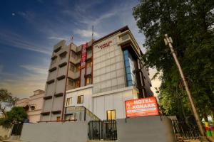 Un edificio de hotel con un cartel delante. en Hotel Konark - Vijay Nagar, en Indore