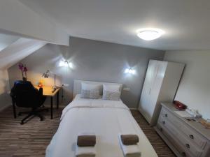 Lova arba lovos apgyvendinimo įstaigoje Arlon Guest House